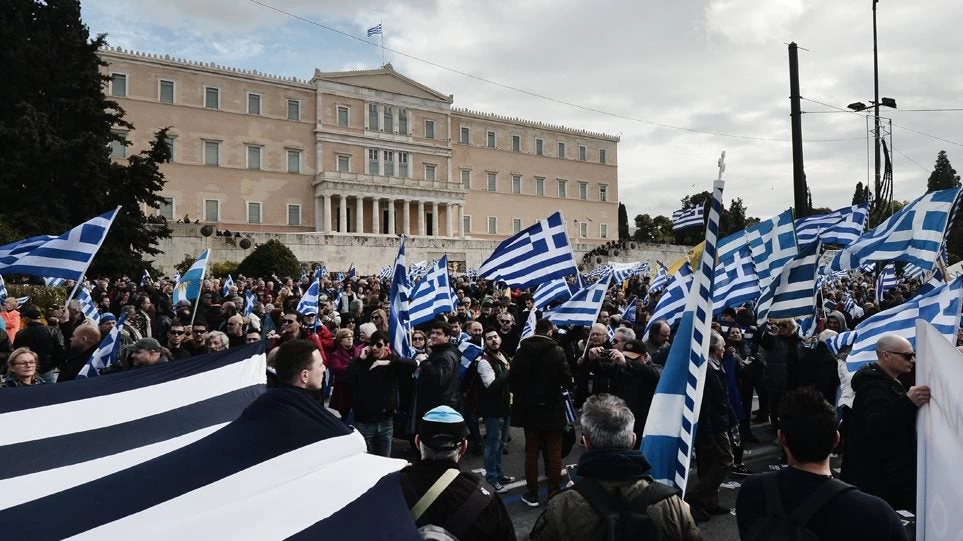 Εκκλήσεις από τα μεγάφωνα: «Μη φύγει κανείς, μουσκεμένοι ως το κόκκαλο»
